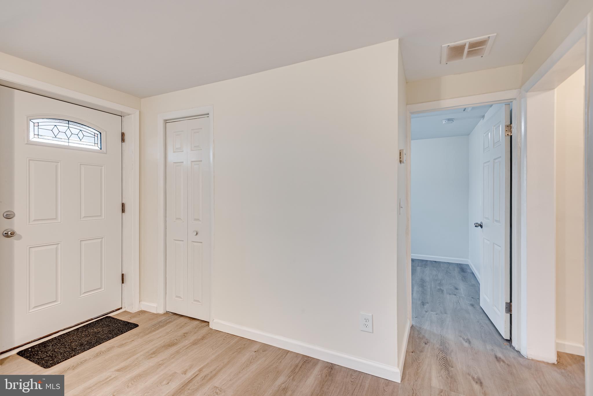 1558 Bay Head Road Annapolis, MD 21409 - Photo 6 of 33 Living Room