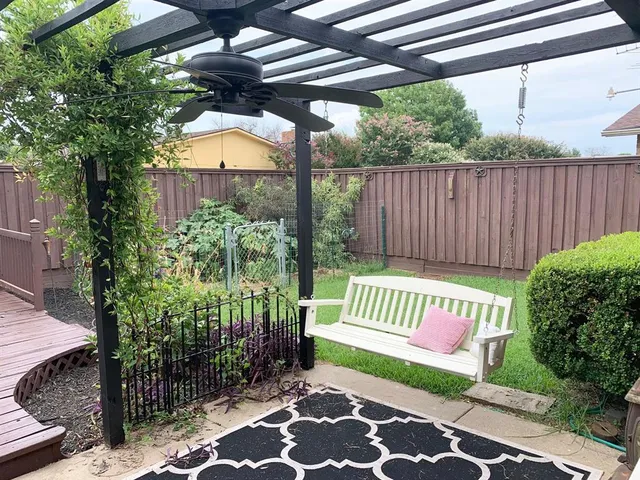 a view of a bench in the back yard