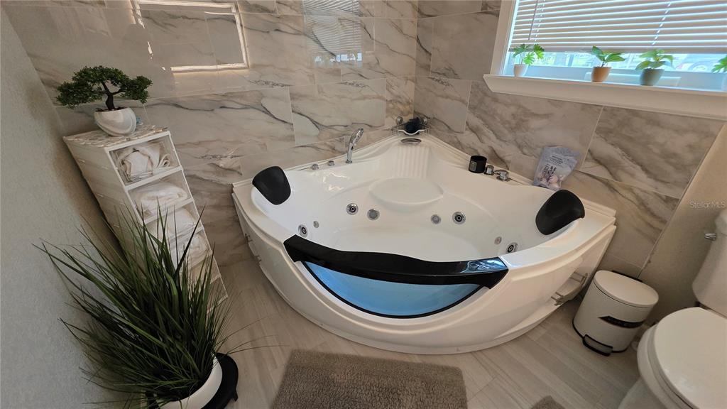 13330 Fort King Road Dade City, FL 33525 - Photo 15 of 43 a bathroom with a toilet and a sink