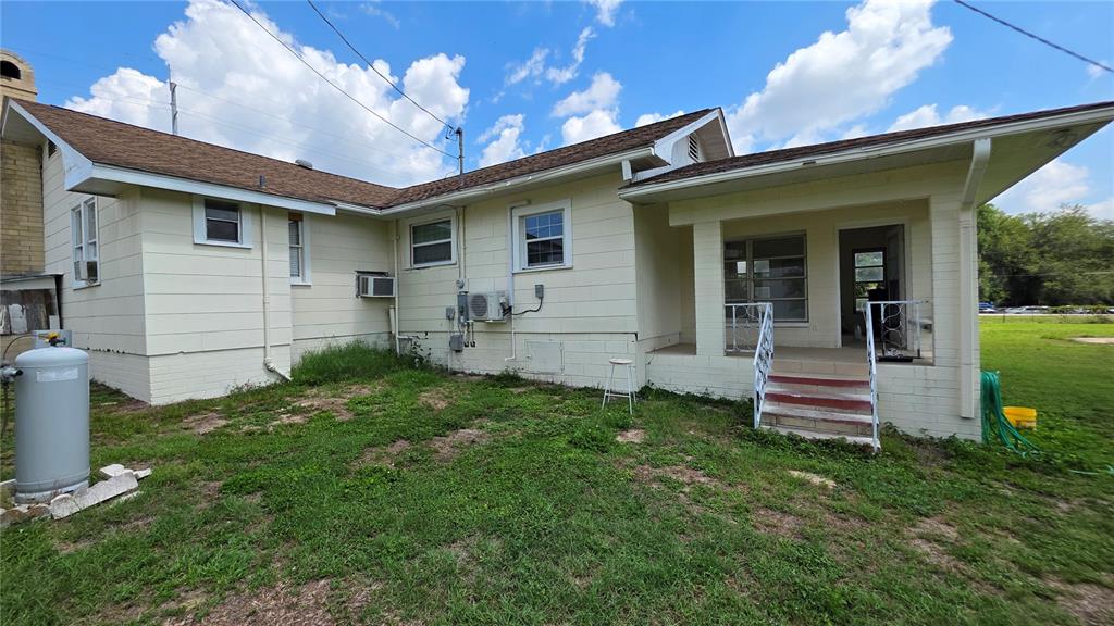 13330 Fort King Road Dade City, FL 33525 - Photo 27 of 43 a front view of a house with a garden