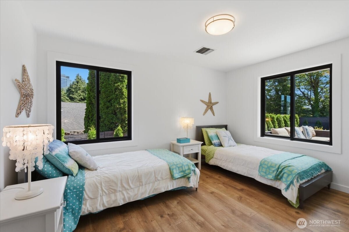 9827 Belfair Road Bellevue, WA 98004 - Photo 14 of 25