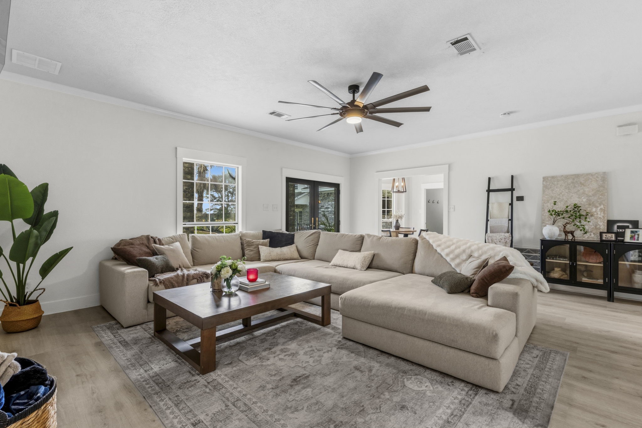 16421 Westbury Road Beaumont, TX 77713 - Photo 11 of 29 a living room with furniture and a large window