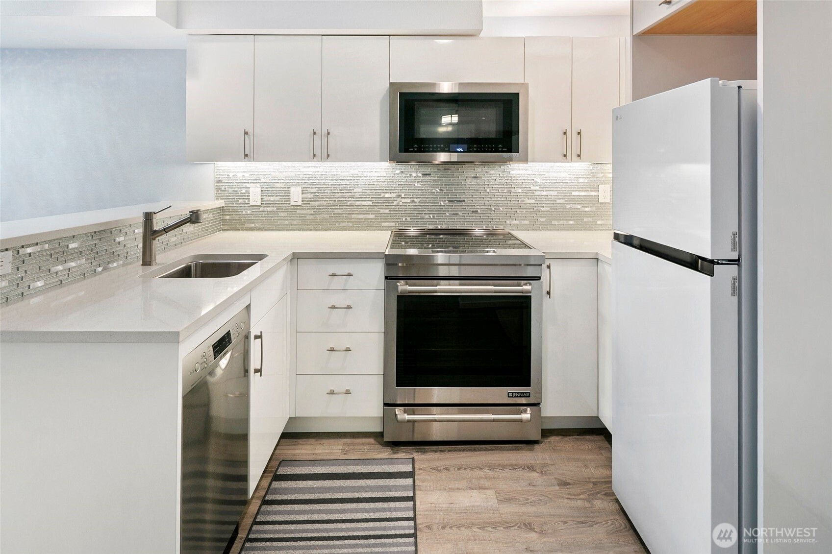425 Vine Street, Unit 614 Seattle, WA 98121 - Photo 7 of 25