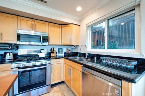 $5,600 | 174 Cliff Drive, Unit F, Laguna Beach, CA 92651