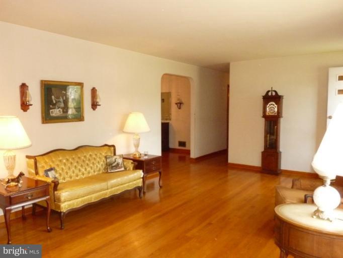 503 Oak Grove Road Linthicum Heights, MD 21090 - Photo 23 of 30 Living Room