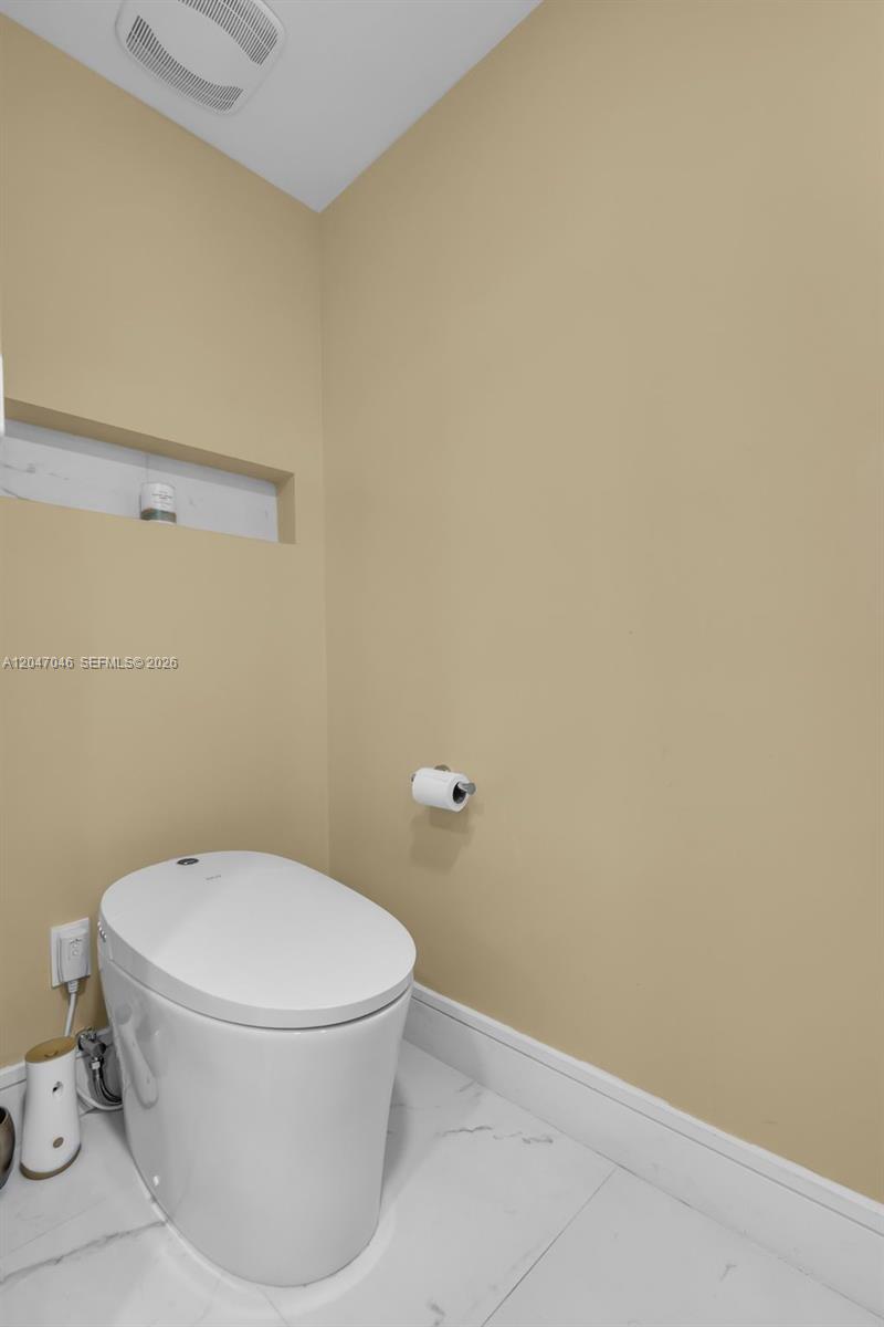 41 Southeast 5th Street, Unit 908 Miami, FL 33131 - Photo 11 of 26