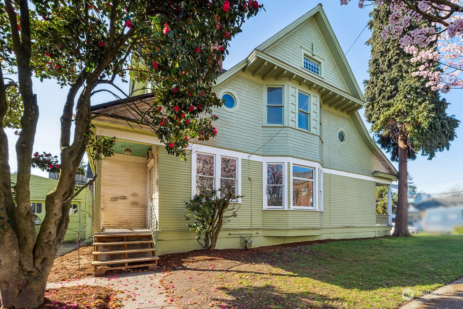 3840 Linden Avenue North Seattle, WA 98103 - Photo 27 of 40 a front view of a house with garden