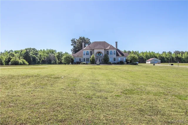 a view of a large garden with an outdoor space