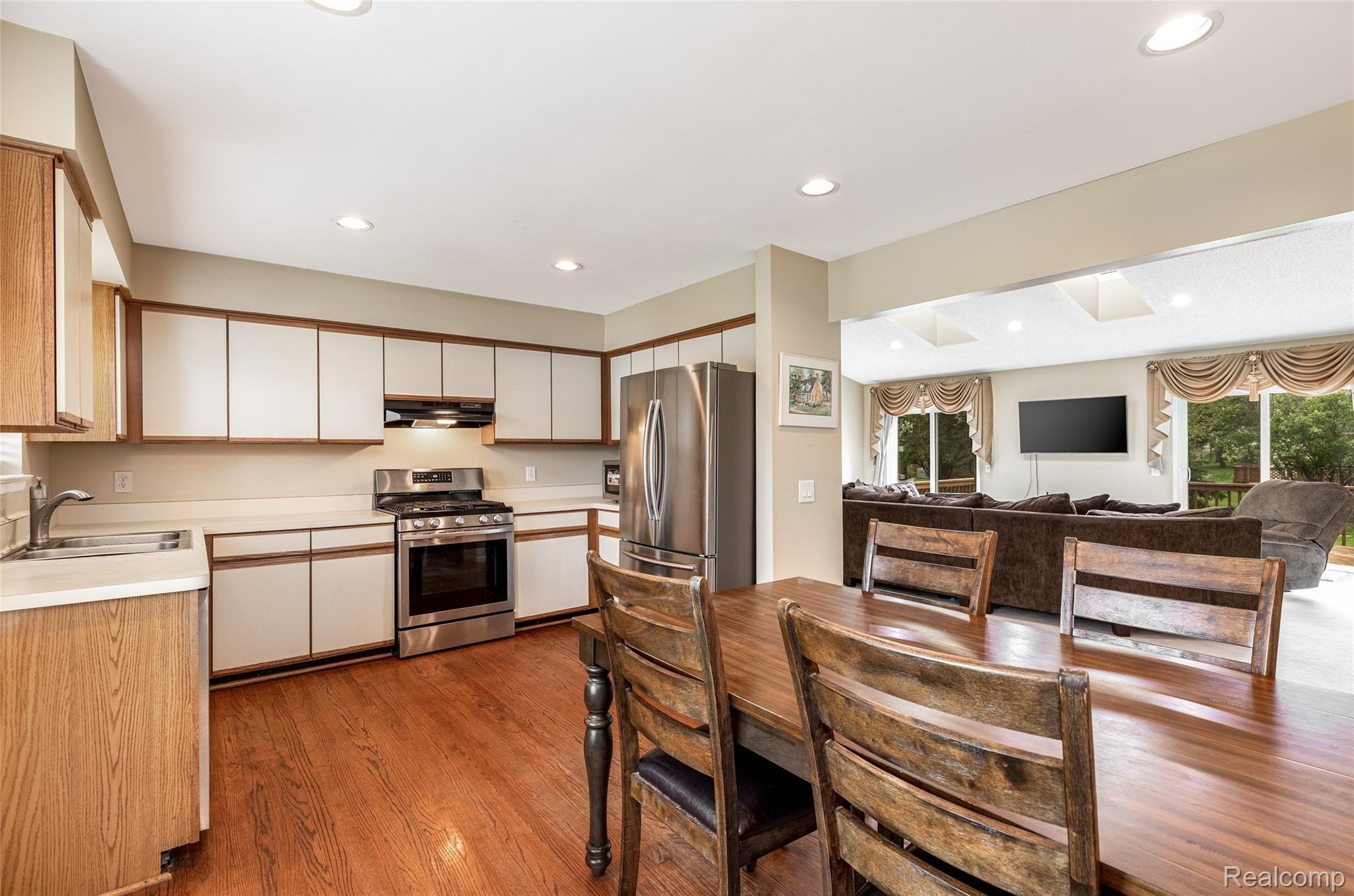 591 Ridge Road Walled Lake, MI 48390 - Photo 8 of 30 16.Kitchen