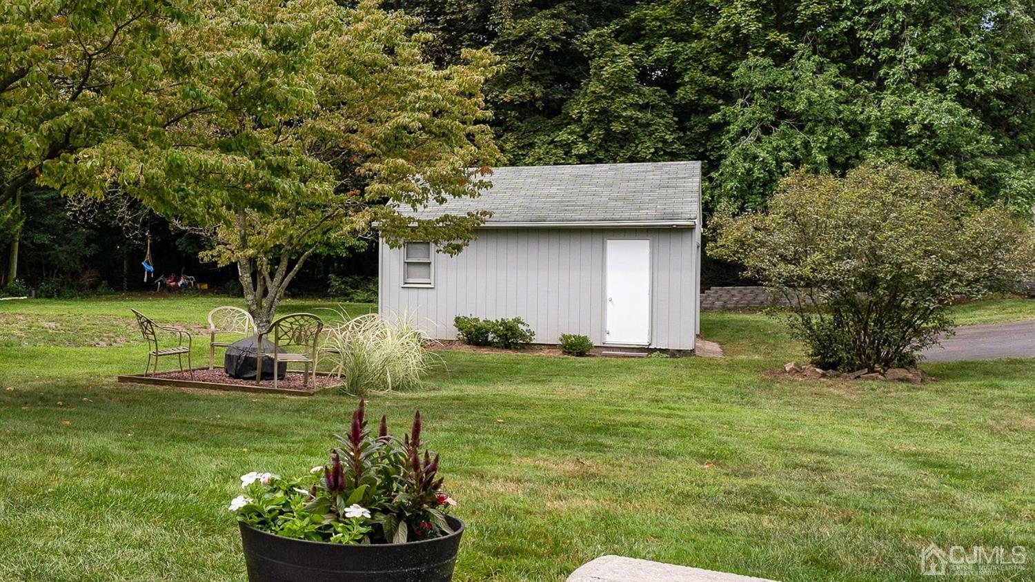 122 New Market Road Dunellen, NJ 08812 - Photo 26 of 28 a house view with a garden space