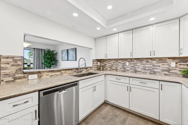 $325,000 | 196 Country Club Drive, Melbourne, FL 32940