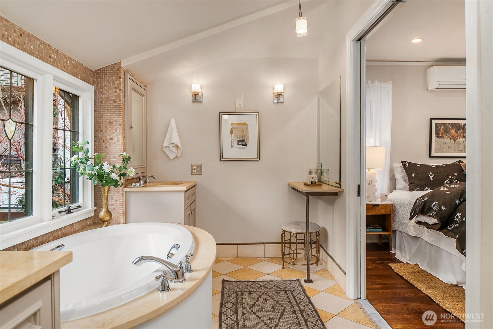 3220 Sierra Drive South Seattle, WA 98144 - Photo 22 of 39 a living room with furniture and a window
