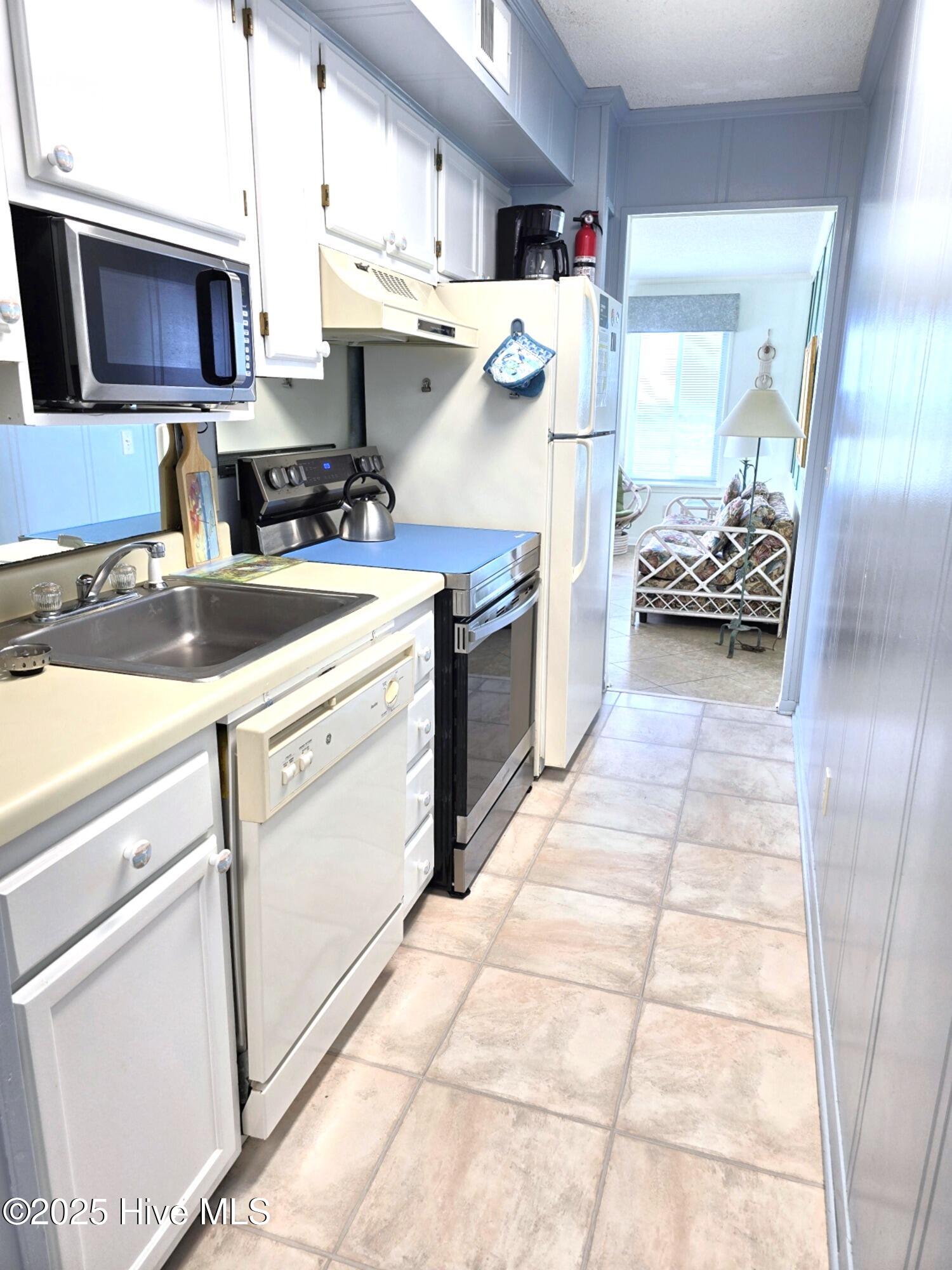 1904 East Fort Macon Road, Unit 226 Atlantic Beach, NC 28512 - Photo 5 of 27 Kitchen