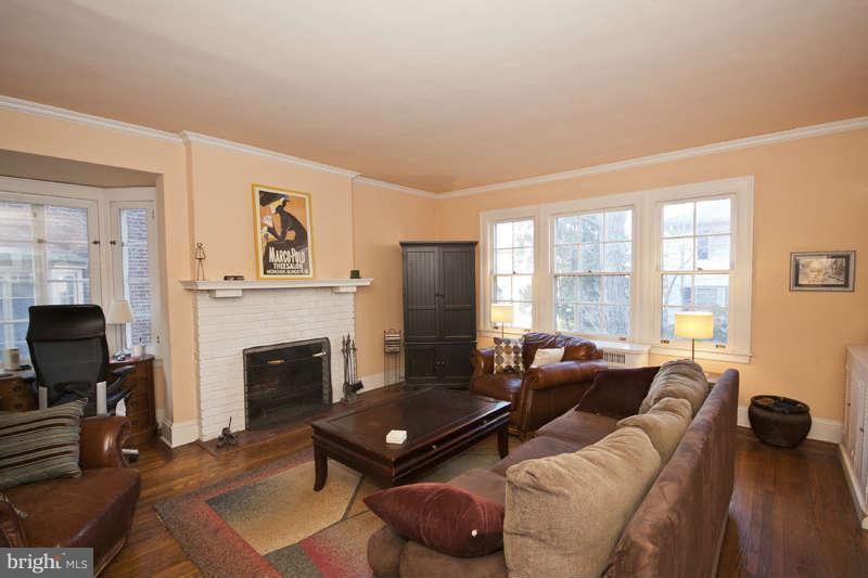 3923 Cloverhill Road Baltimore, MD 21218 - Photo 4 of 30 Living Room