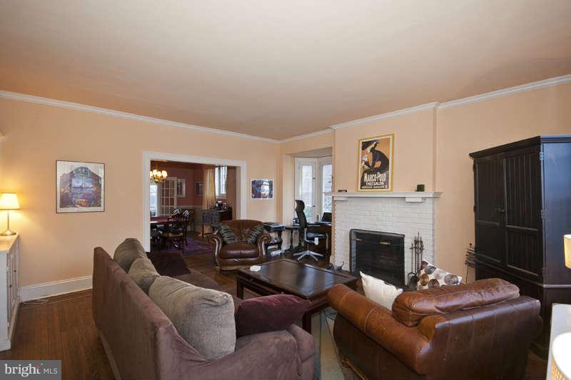 3923 Cloverhill Road Baltimore, MD 21218 - Photo 5 of 30 Living Room