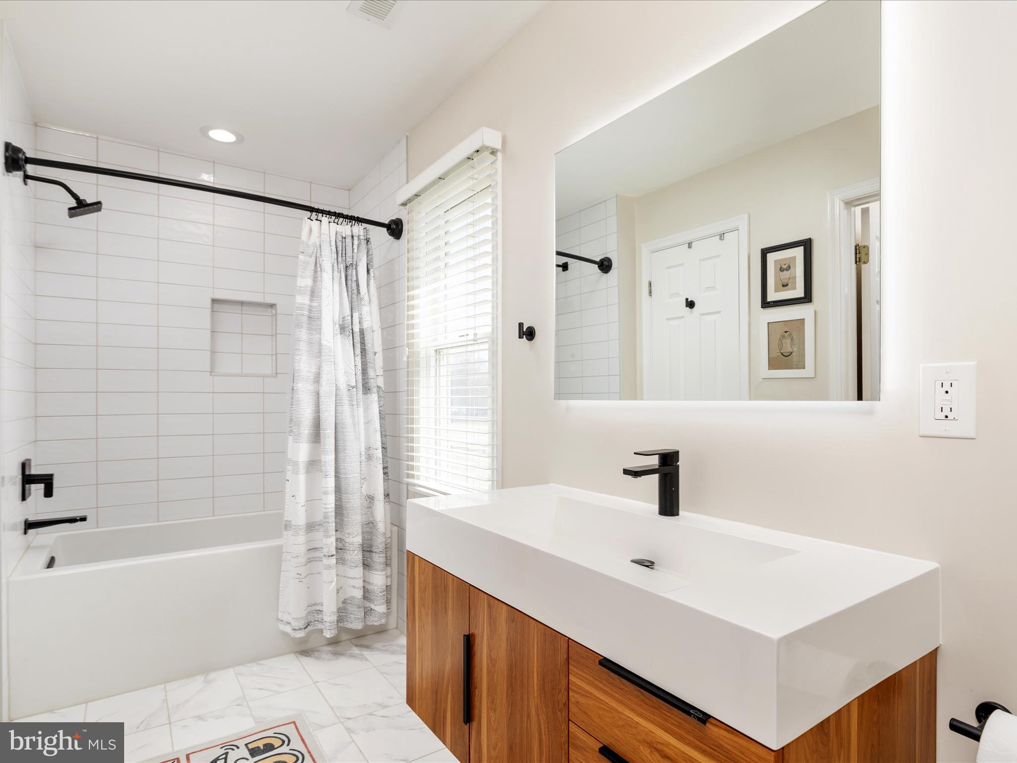 36823 Shoemaker School Road Purcellville, VA 20132 - Photo 25 of 59 a bathroom with a sink mirror toilet and bathtub