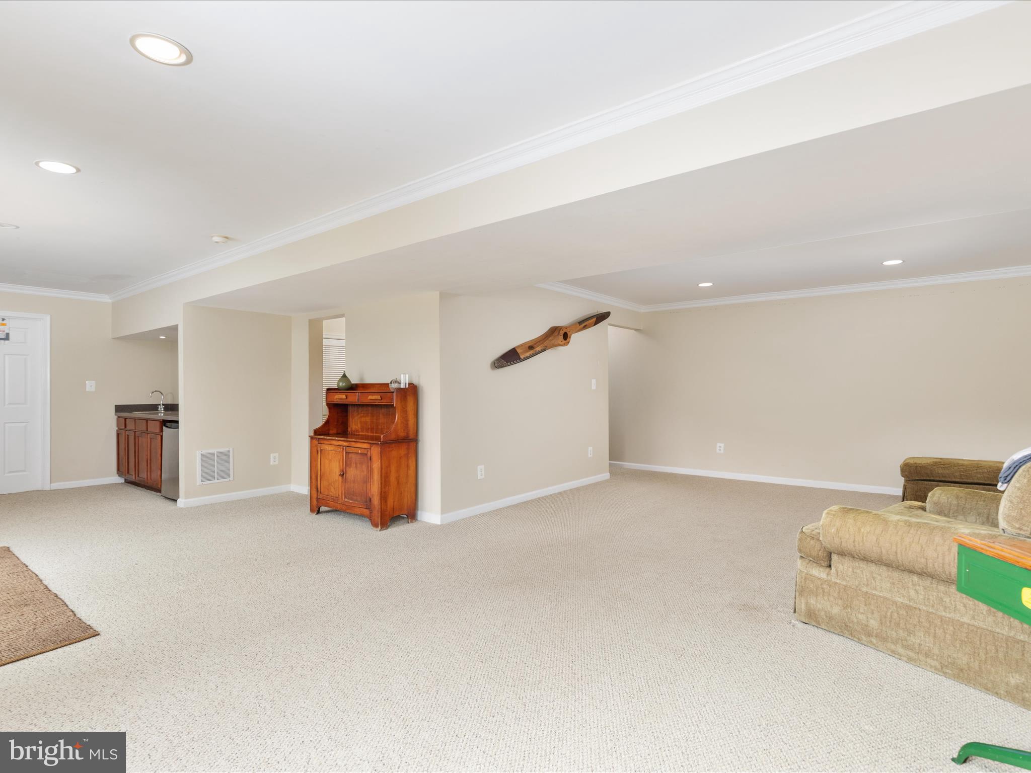36823 Shoemaker School Road Purcellville, VA 20132 - Photo 27 of 59 a room with furniture and flowerpot