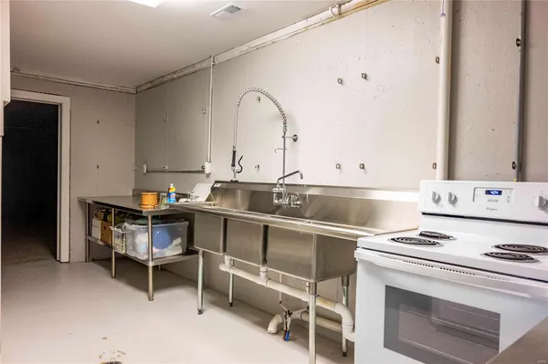 $1 | 10550 Hwy A, Higbee, MO 65257