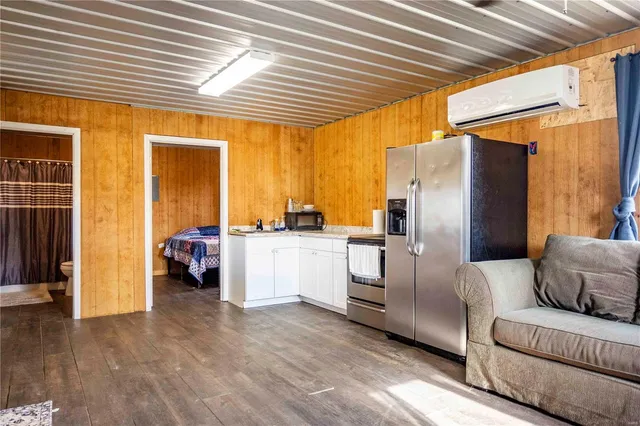 $1 | 10550 Hwy A, Higbee, MO 65257