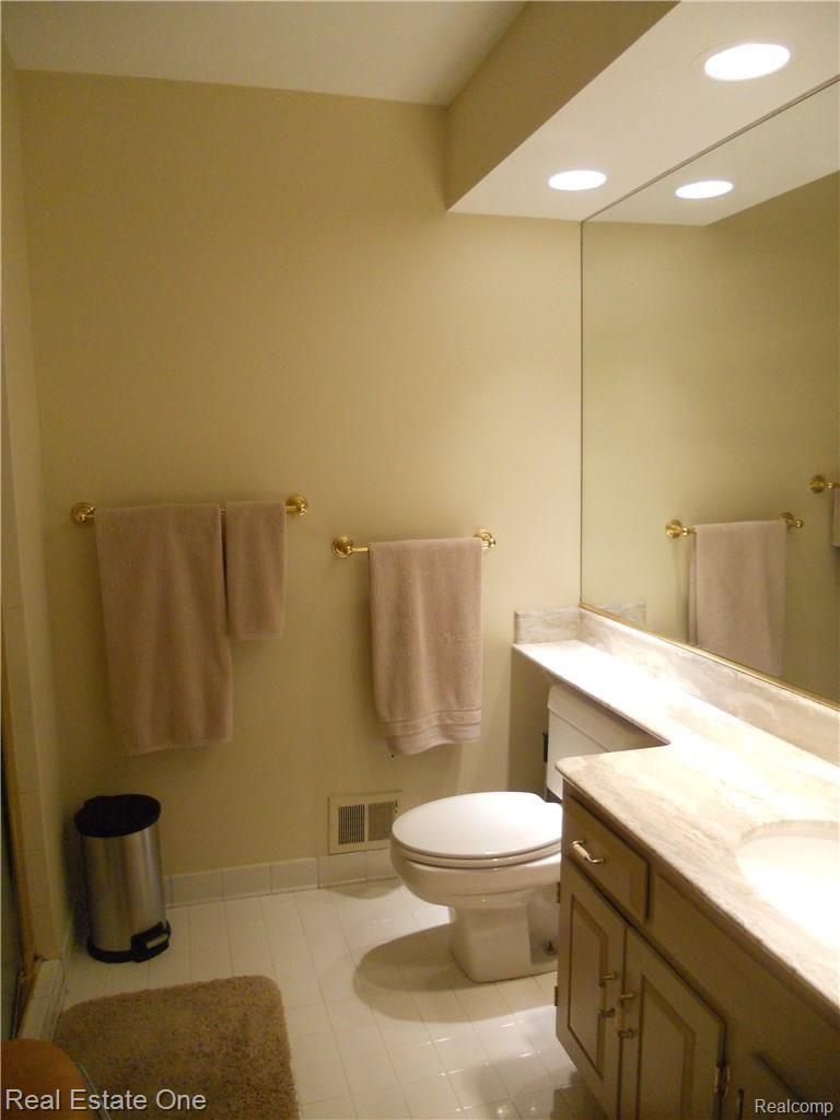 966 Golfview Court, Unit 9 Rochester, MI 48307 - Photo 22 of 46 DSCN3496.JPG