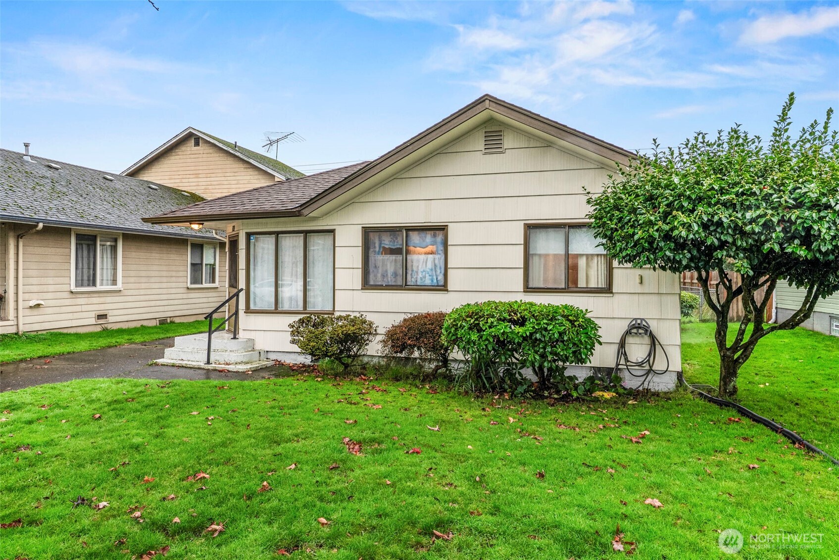 2843 Hemlock Street Longview, WA 98632 - Photo 2 of 17