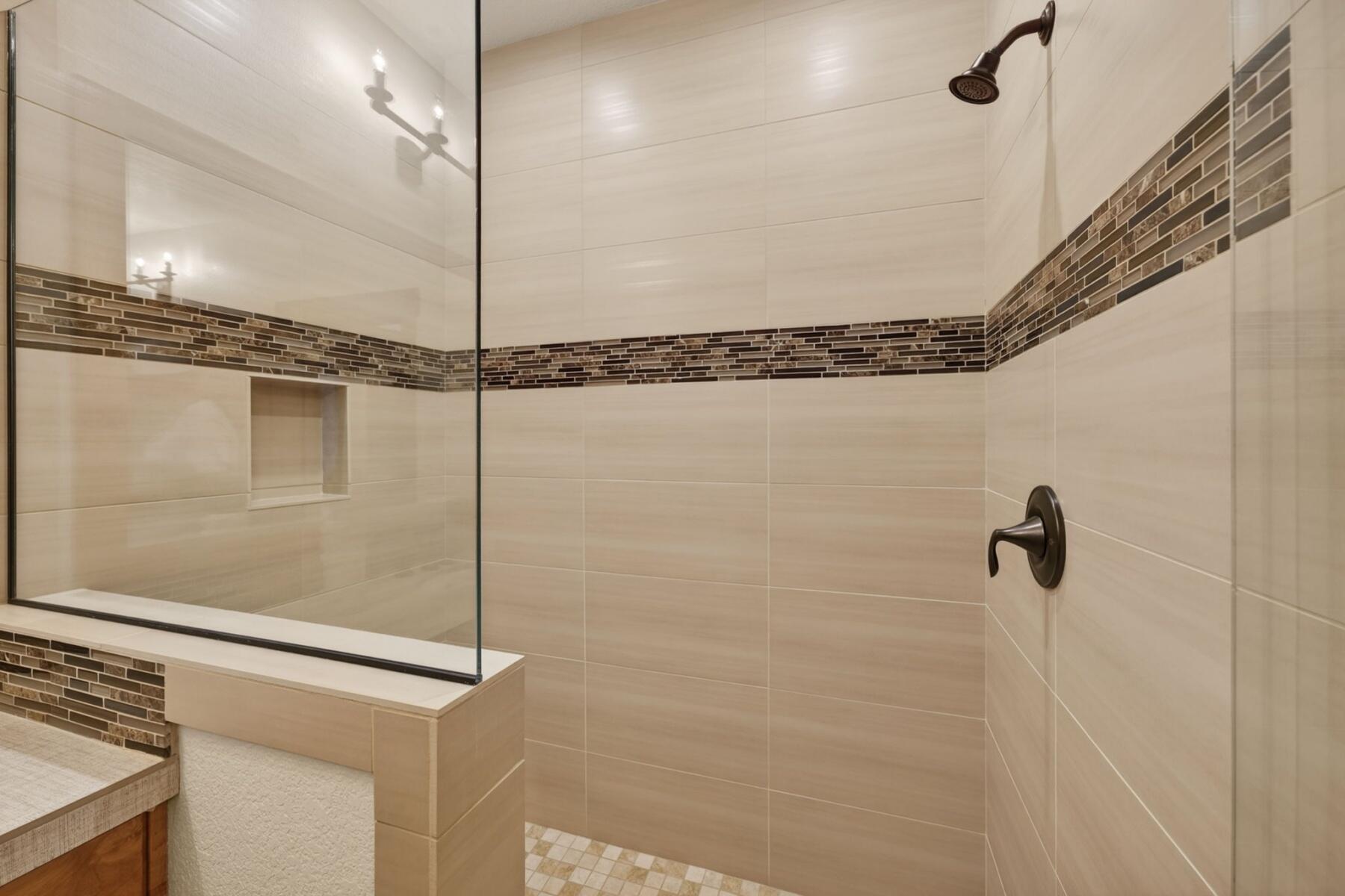 60420 Snap Shot Loop Bend, OR 97702 - Photo 34 of 51 Guest Suite 1 - en suite bathroom with walk in shower