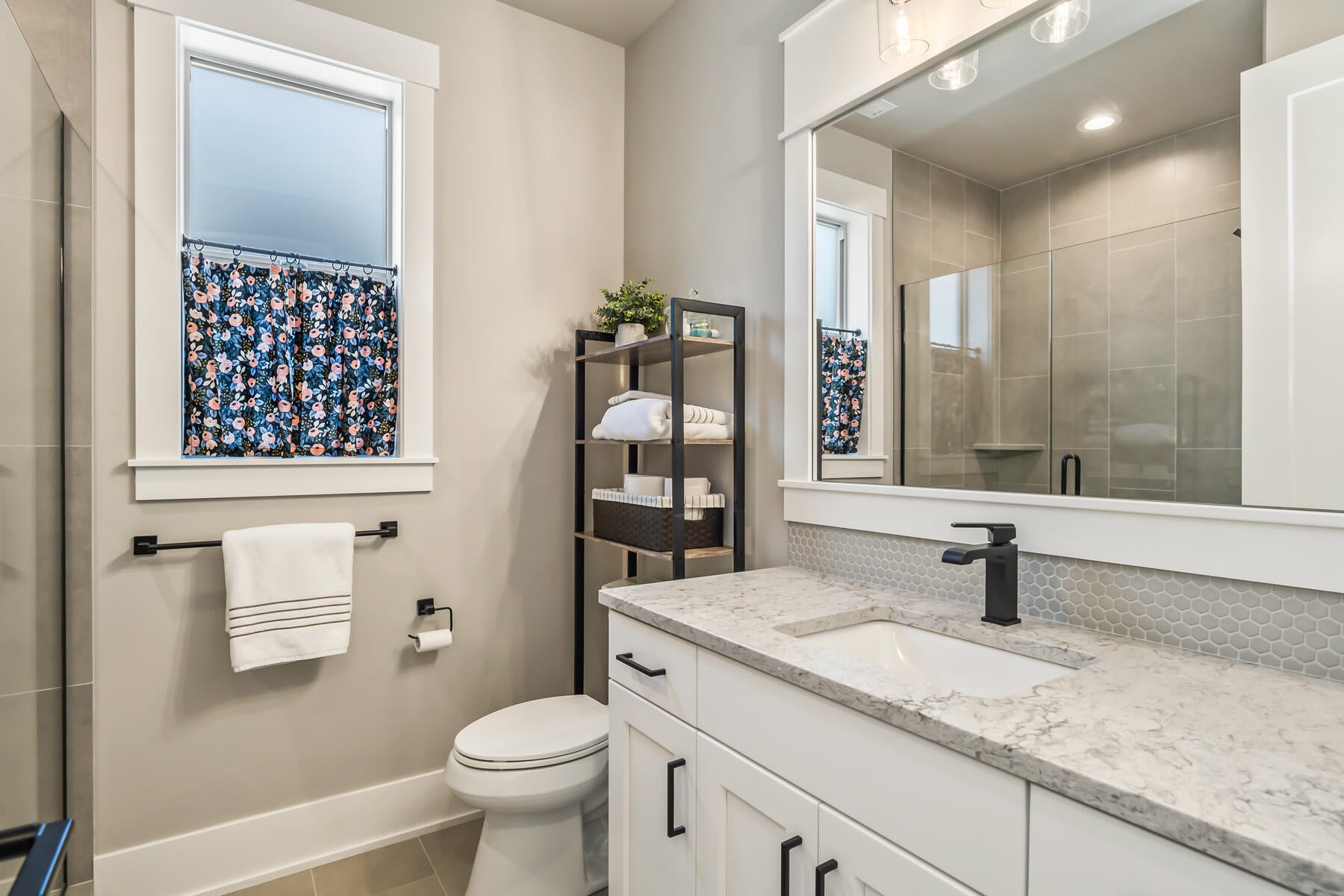 3048 Northwest Hidden Rdg Drive Bend, OR 97703 - Photo 12 of 50 Front bathroom