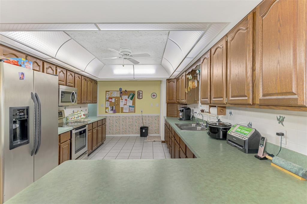 1137 Ponderosa Road Venice, FL 34293 - Photo 16 of 48 a kitchen with granite countertop lots of counter top space