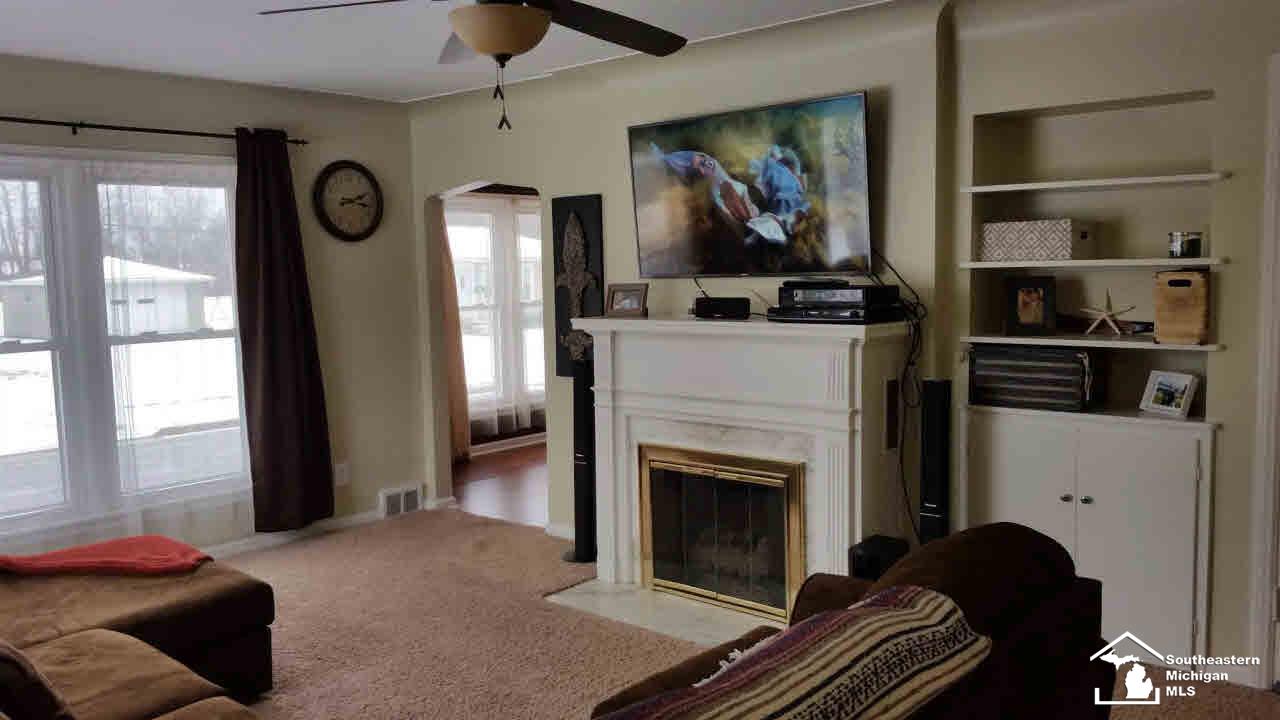 1603 South Custer Road Monroe, MI 48161 - Photo 2 of 15 SPACIOUS LIVING ROOM