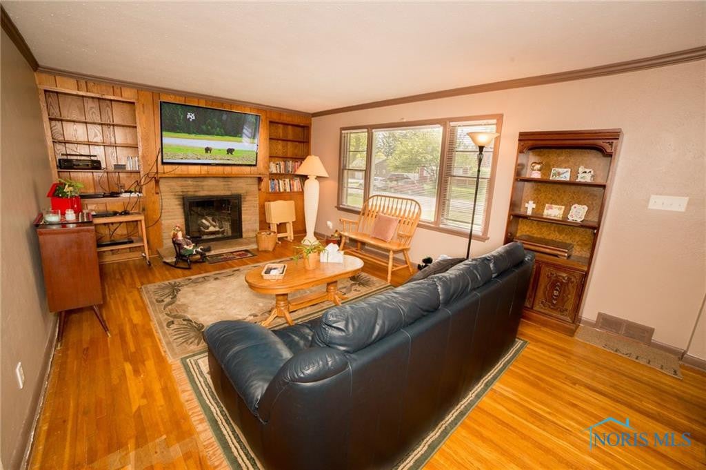 1122 Craig Road Maumee, OH 43537 - Photo 8 of 34 Living/Great Room