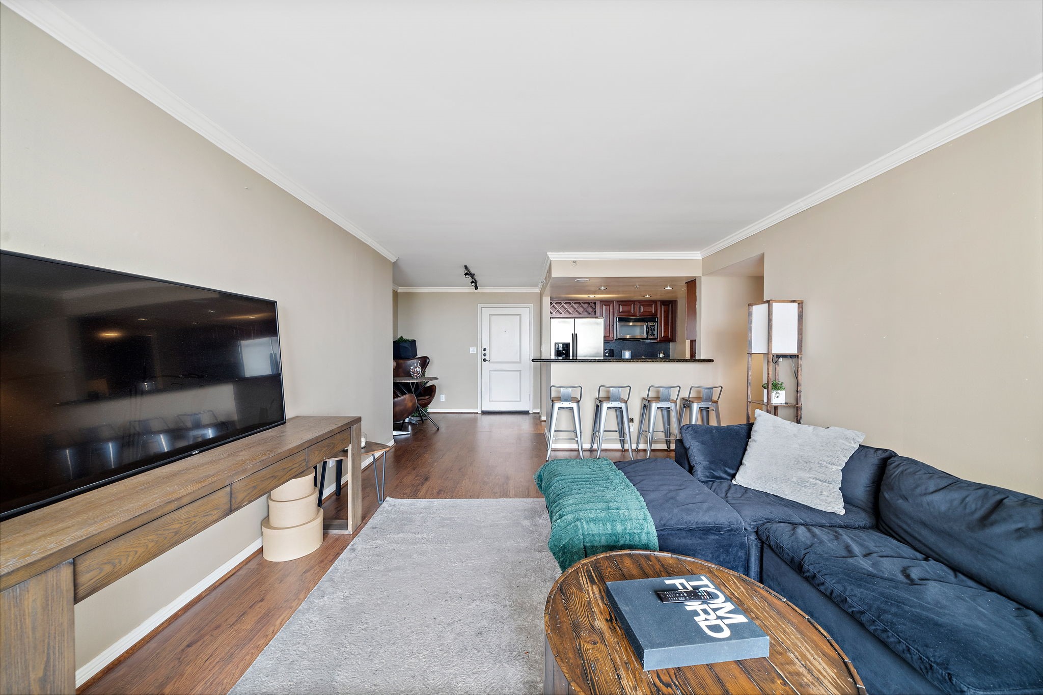 3525 Sage Road, Unit 1111 Houston, TX 77056 - Photo 2 of 18 a living room with furniture and a flat screen tv