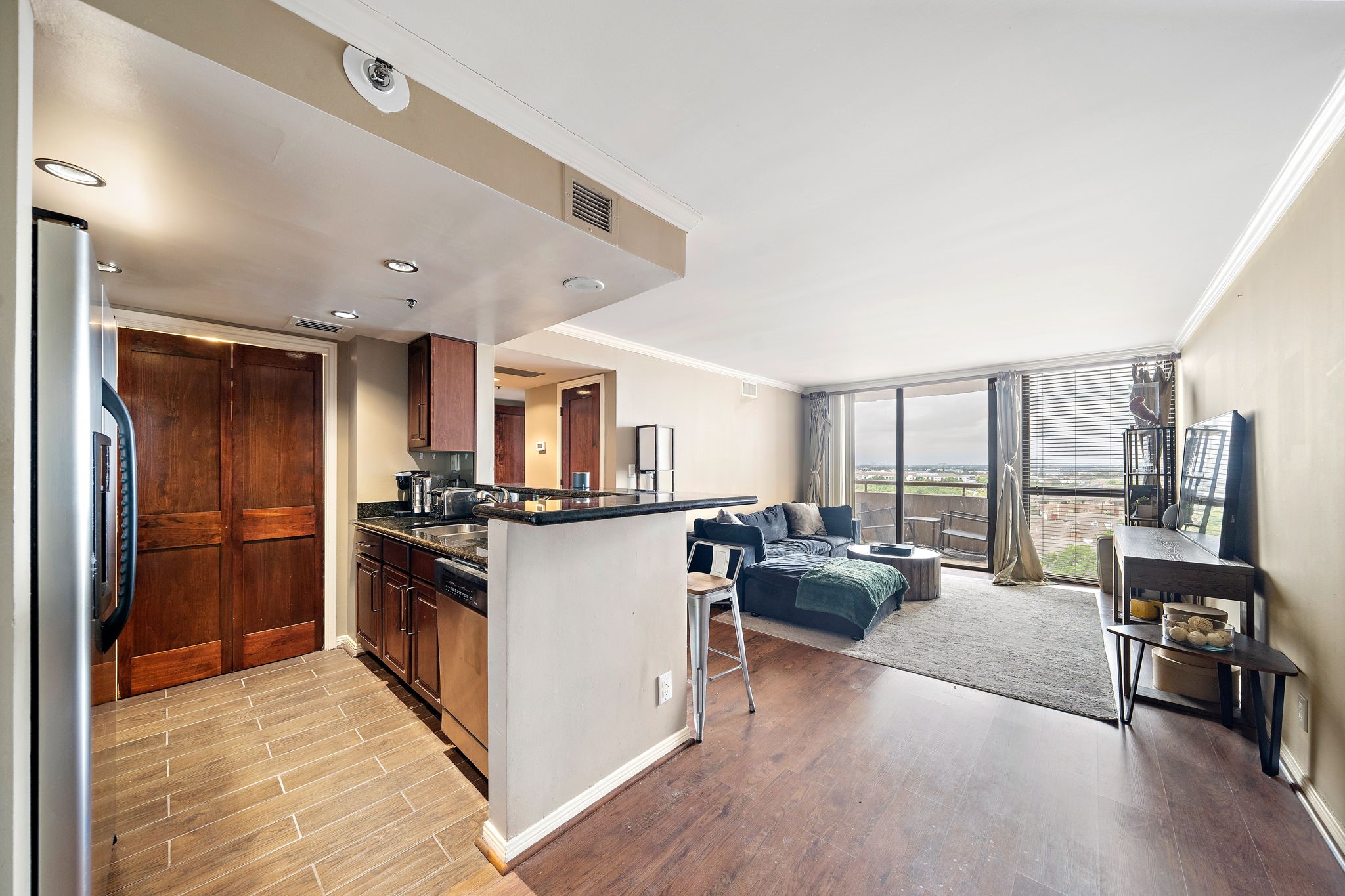 3525 Sage Road, Unit 1111 Houston, TX 77056 - Photo 3 of 18 a view of a living room kitchen and a wooden floor