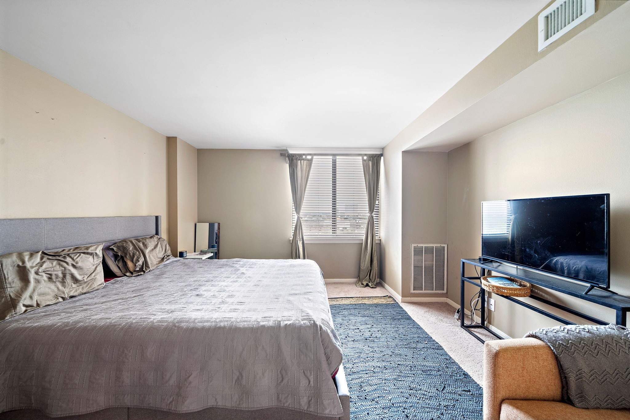 3525 Sage Road, Unit 1111 Houston, TX 77056 - Photo 7 of 18 a bedroom with a bed and a flat screen tv