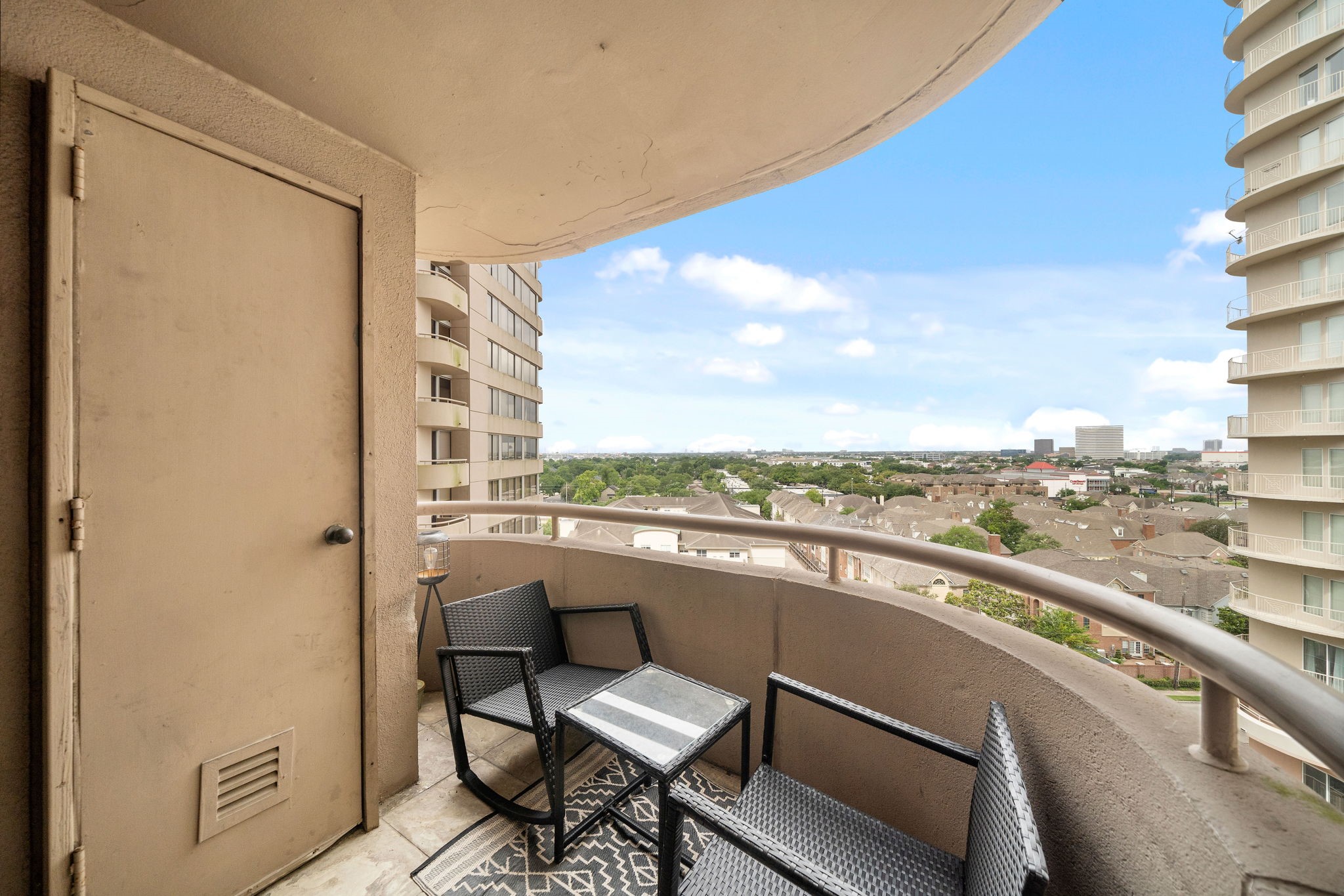 3525 Sage Road, Unit 1111 Houston, TX 77056 - Photo 10 of 18 a view of a chairs and table in a balcony