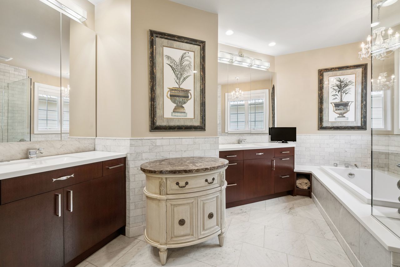 1029 Ridgeview Drive Inverness, IL 60010 - Photo 27 of 58 a spacious bathroom with a tub sink and mirror