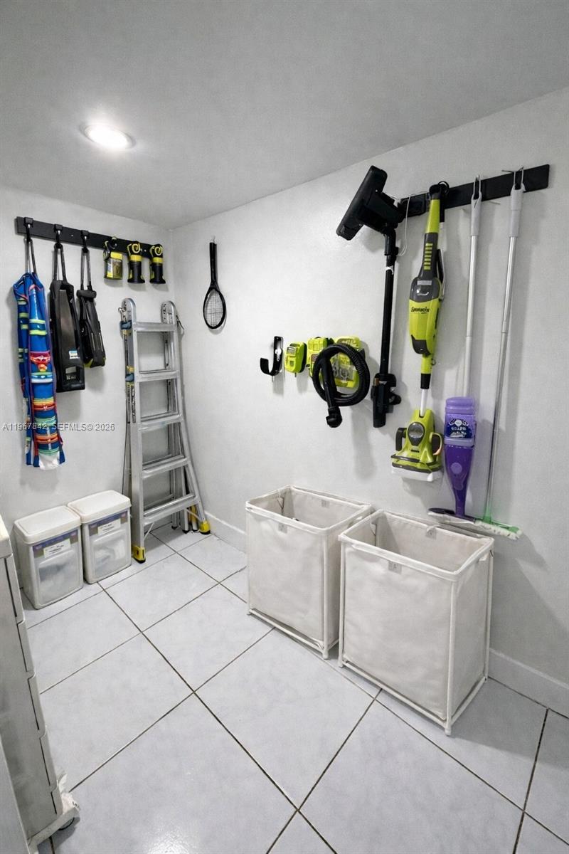 283 Woodland Road, Unit 283 Palm Springs, FL 33461 - Photo 21 of 28 a bathroom with a tub a ceiling fan and a rug