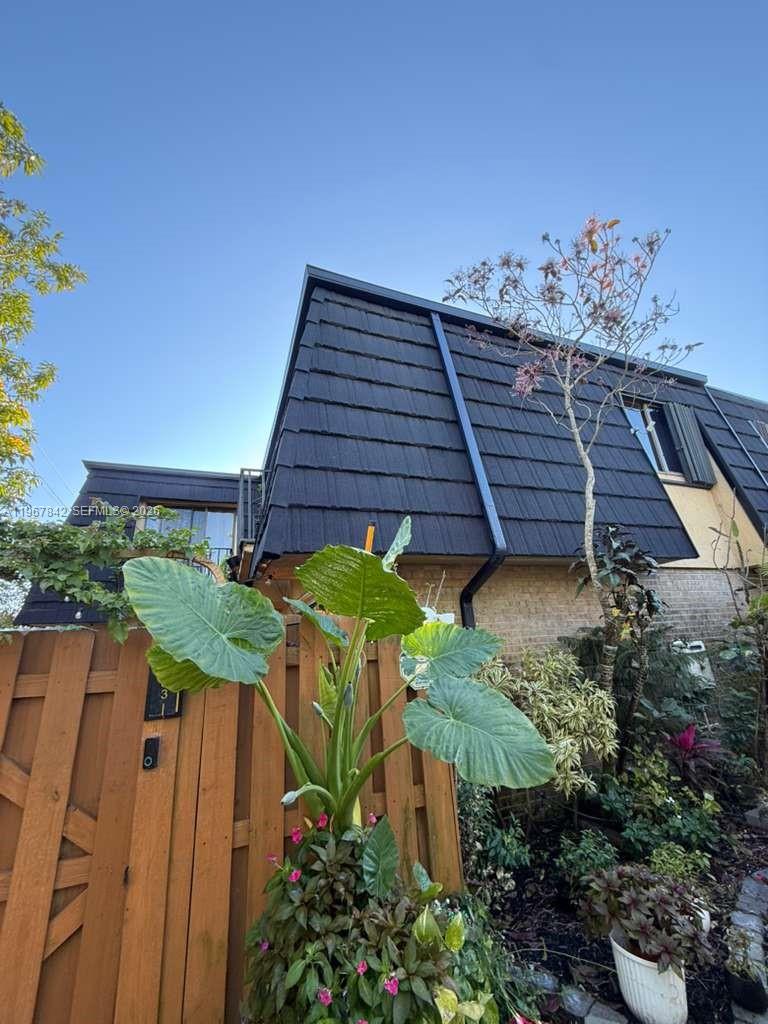 283 Woodland Road, Unit 283 Palm Springs, FL 33461 - Photo 28 of 28 a view of a backyard with plants
