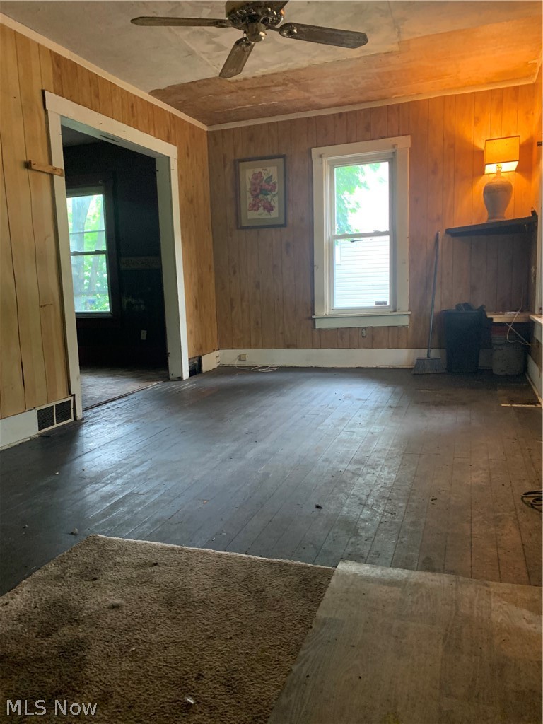 170 Stone Street Akron, OH 44305 - Photo 3 of 25 Spacious living room