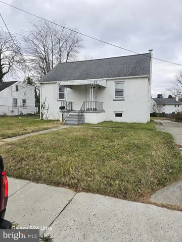 a view of a house with a back yard