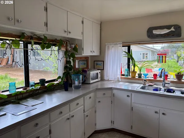 $359,500 | 330 10th Street Southwest, Bandon, OR 97411