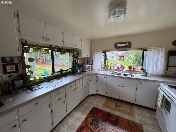 $359,500 | 330 10th Street Southwest, Bandon, OR 97411