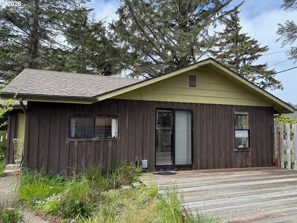 $359,500 | 330 10th Street Southwest, Bandon, OR 97411