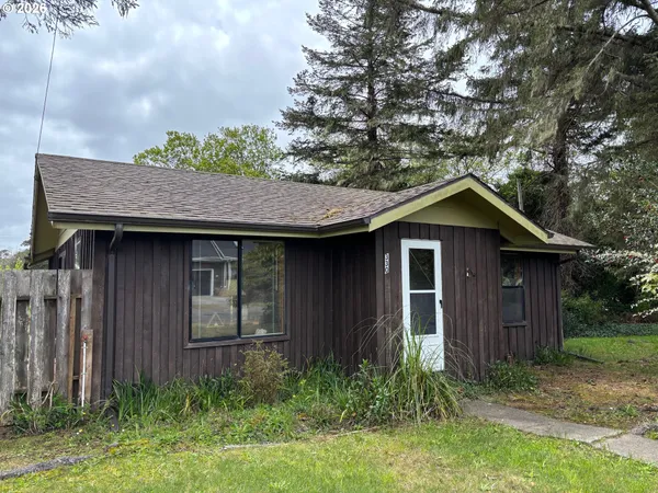 $359,500 | 330 10th Street Southwest, Bandon, OR 97411