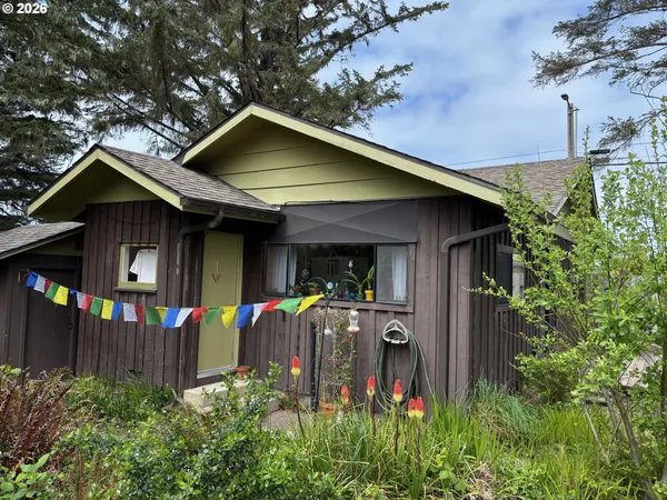 $359,500 | 330 10th Street Southwest, Bandon, OR 97411