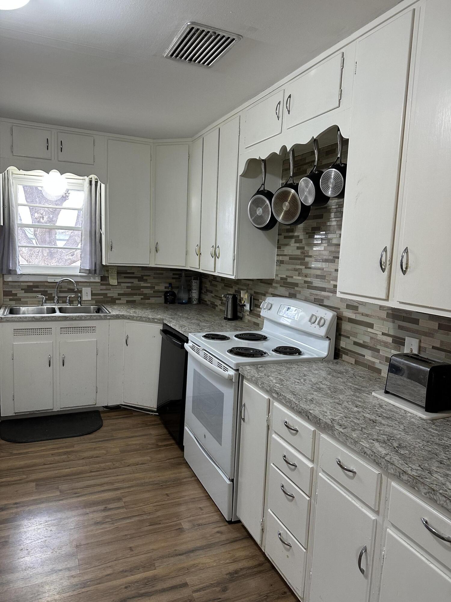 1907 38th Street Lubbock, TX 79412 - Photo 19 of 36 Kitchen