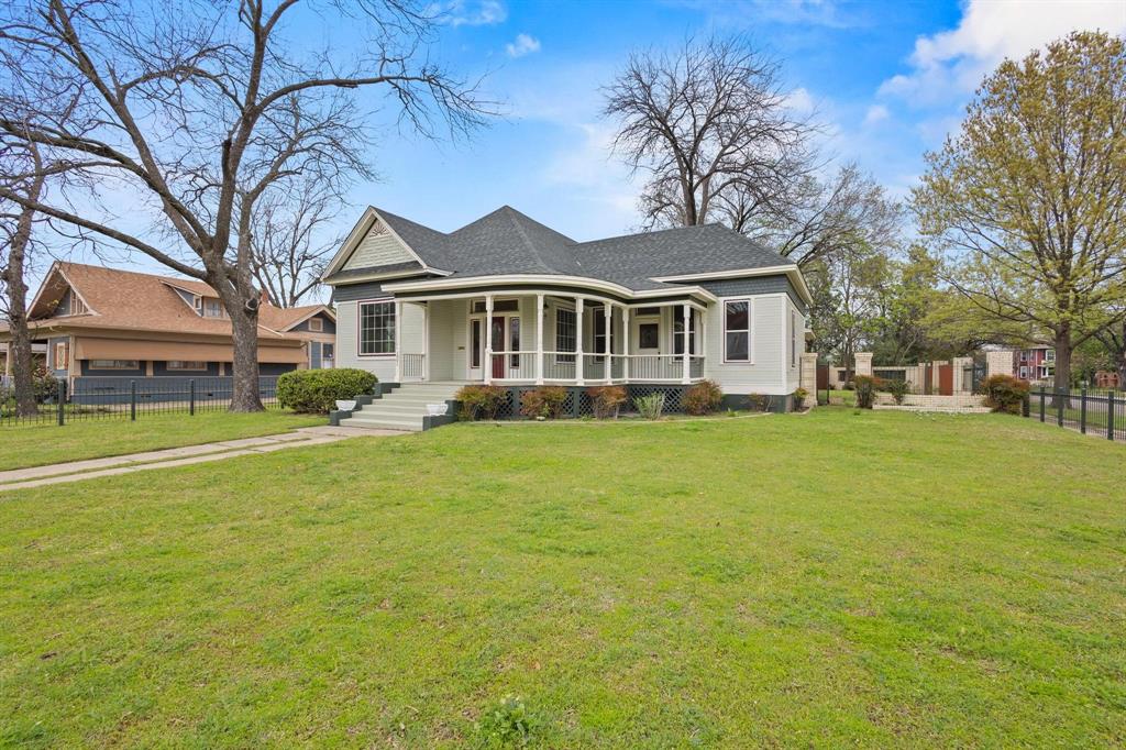 1001 West Morton Street Denison, TX 75020 - Photo 2 of 37 a front view of house with yard and green space