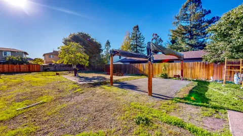 a view of a backyard