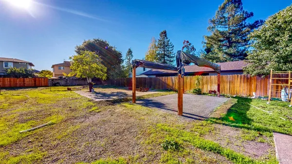 a view of a backyard