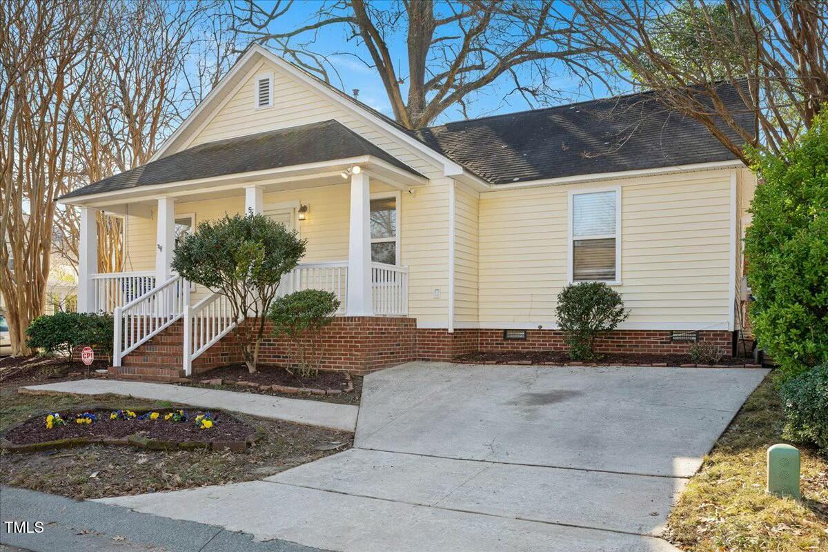 552 Moseley Lane Raleigh, NC 27601 - Photo 4 of 25 a front view of a house with garden