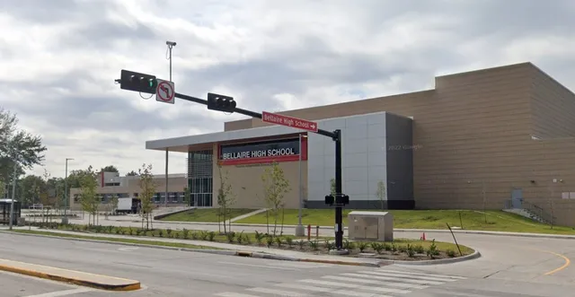 $2,300 | 501 Wilmington Drive, Bellaire, TX 77401